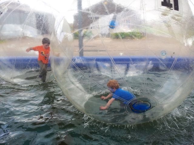  ¡Zorbing es muy divertido! 